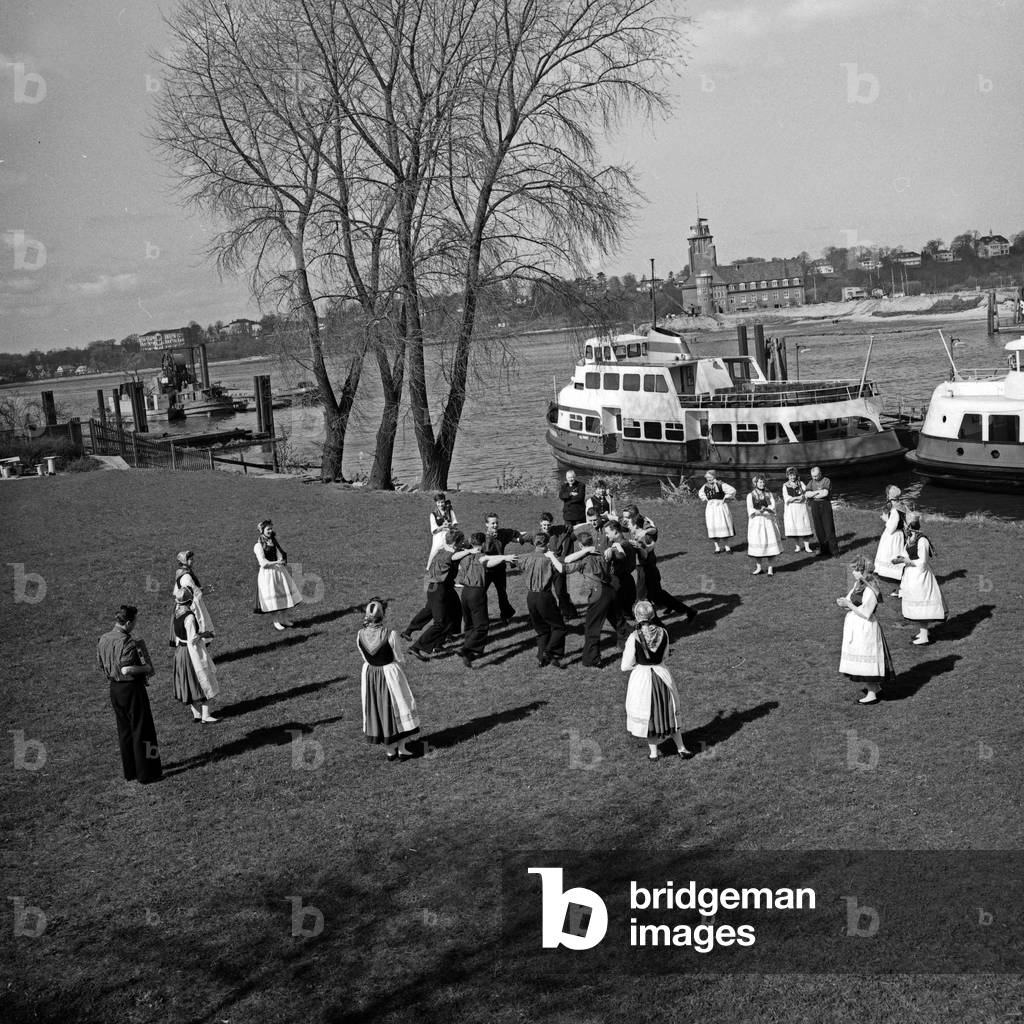 Members of a Speeldeel singing in the array of the Oldenburg landscape, Germany 1960s