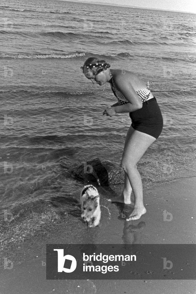 Holidaymaker at the beach of the BAltic Sea, Germany 1930s (b/w photo)