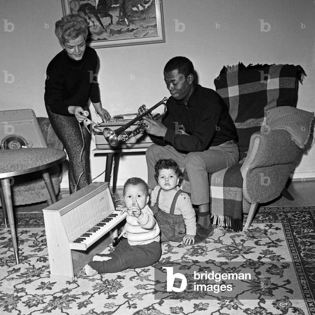 Jazz trumpet player and Schlager singer Billy Mo with his wife Margot Miranda and the children Susanna and Jeffrey Gordon, Germany 1960s