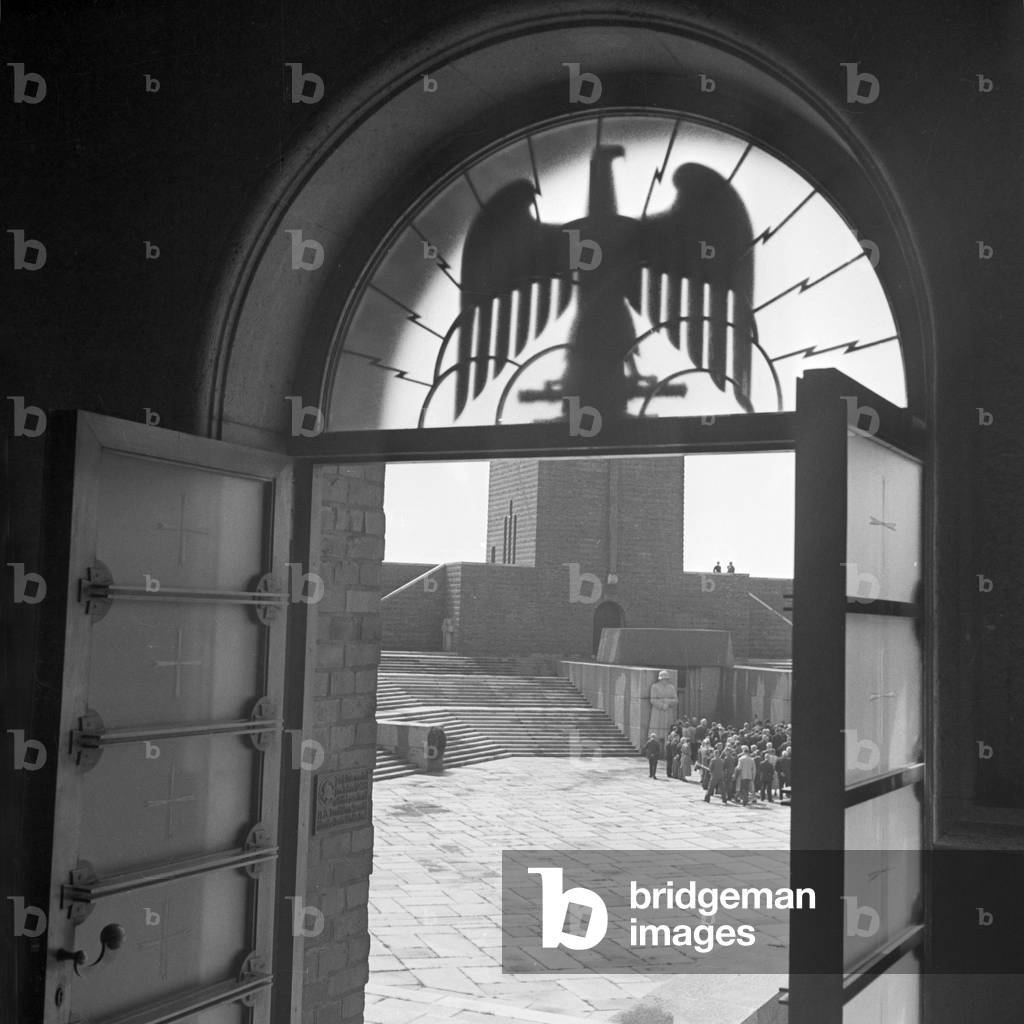 Tourist group at the Tannenberg monument near Hohenstein in East Prussia, Germany 1930s (b/w photo)