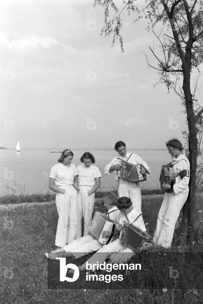 Leisure time after the sailing lessons on the Chiemsee, Germany 1930s (b/w photo)