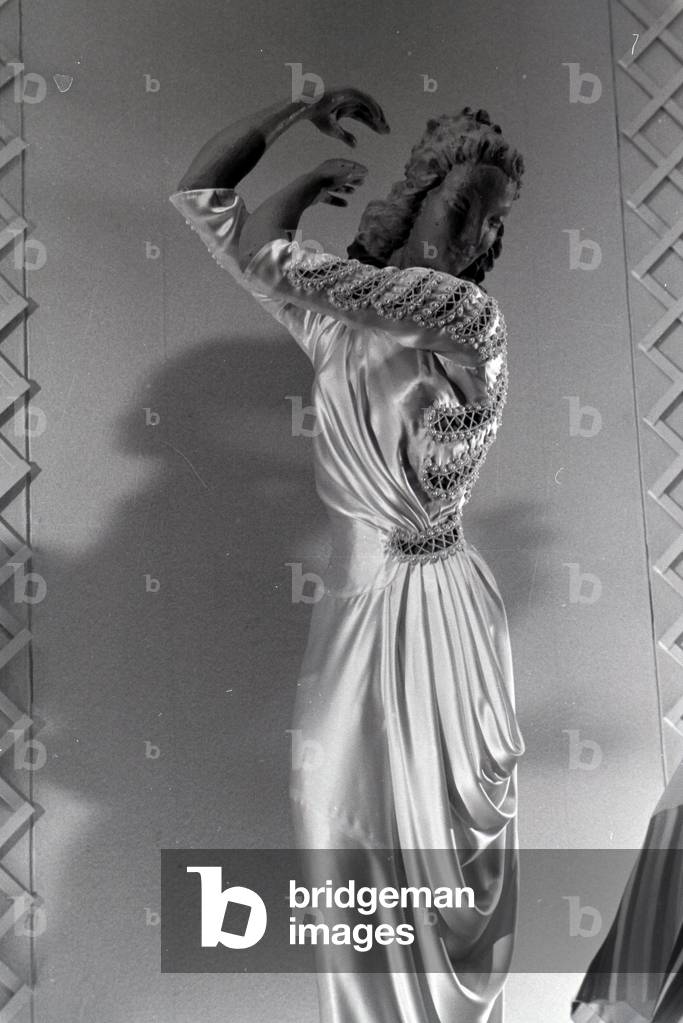 Display dummy in feastful evening dress, made of the synthetic rubber vistra of the chemistry company I, G. Farbenindustrie AG, Germany 1940s (b/w photo)