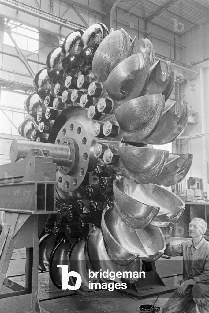 In the factory halls of the industrial company Voith in Heidenheim an der Brenz, Germany 1930s (b/w photo)