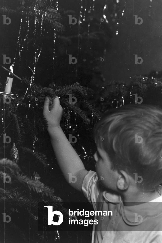 A family celebrating Christmas, Germany 1930s (b/w photo)