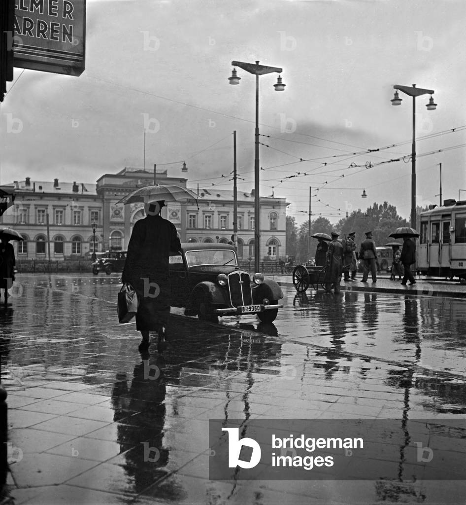 People in a hurry on the square in front of Braunschweig main station, Germany 1930s (b/w photo)