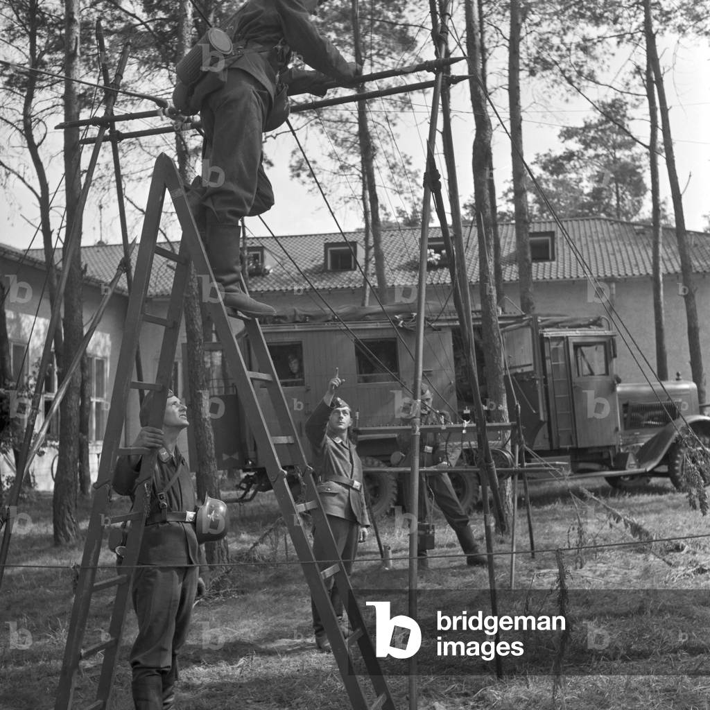 Main line with operator's van, Germany 1940s (b/w photo)