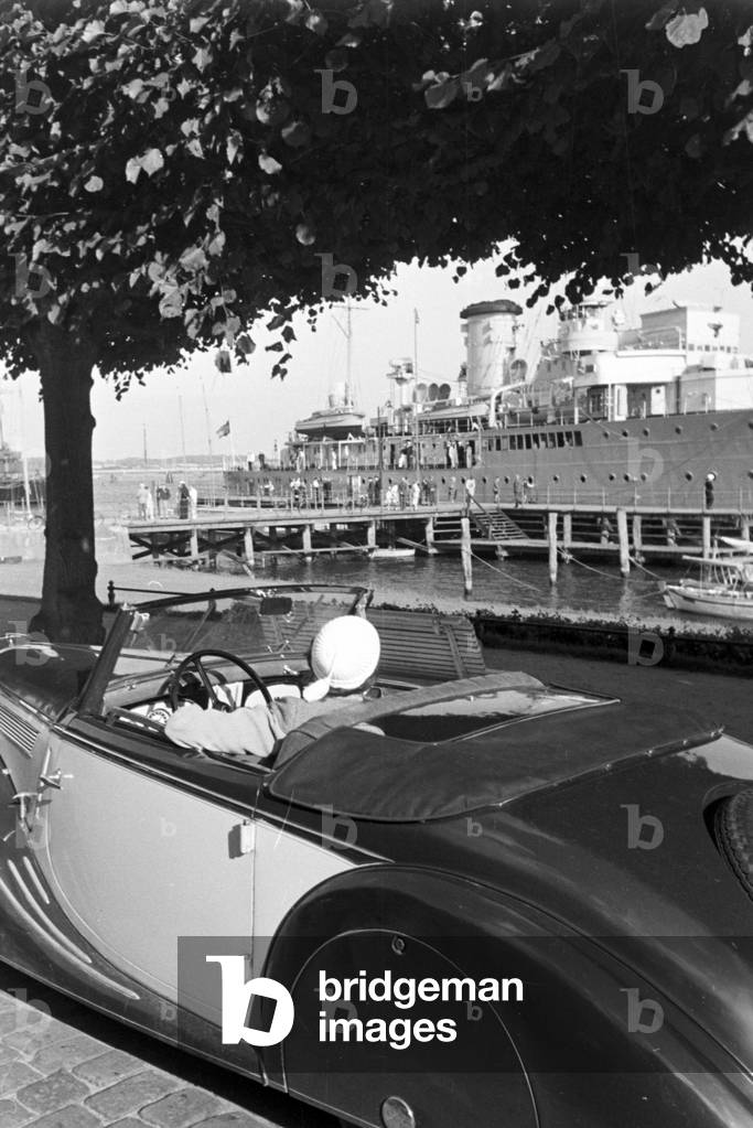 With a Ford model Eifel at a vacation on the Baltic Sea, Germany 1930s (b/w photo)