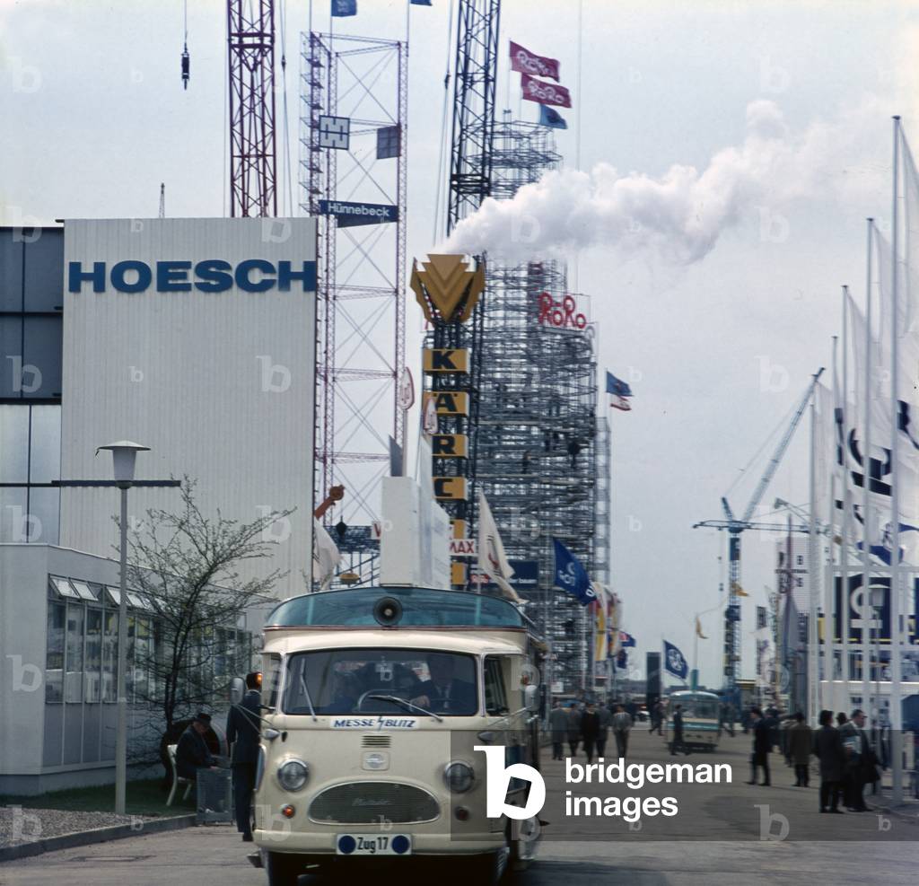 The Messe Blitz shuttle bus brings visitors from one stand to the next at the Hanover trade fair in 1964