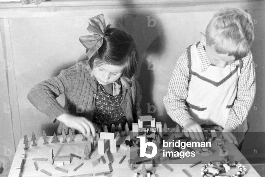 Toddlers playing in the kindergarten of the Fröbelhaus in Oberweißbach, Germany 1930s (b/w photo)