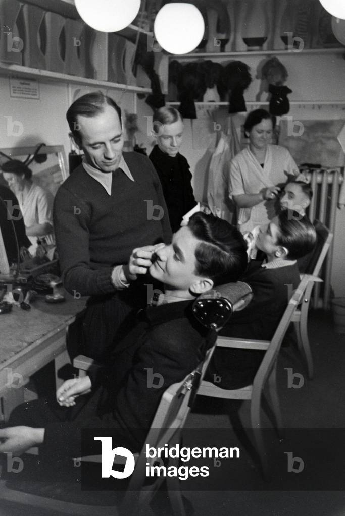 Actors getting make-up for the audition for the film Familienanschluss by Carl Boese, Germany ca.1940 (b/w photo)