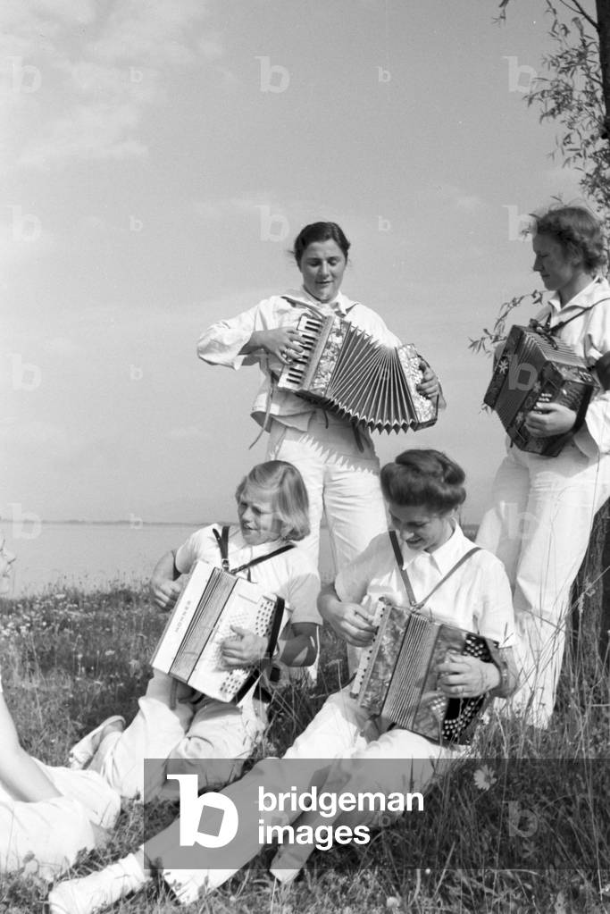 Leisure time after the sailing lessons on the Chiemsee, Germany 1930s (b/w photo)