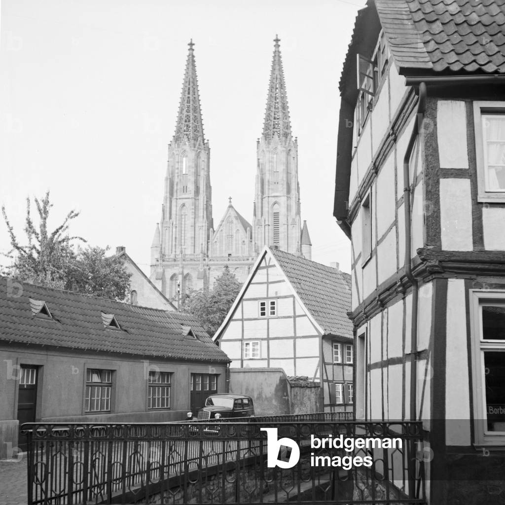 View to the Protestant St Mary in the lawn church at the city of Soest in Westfalia, Germany 1930s (b/w photo)
