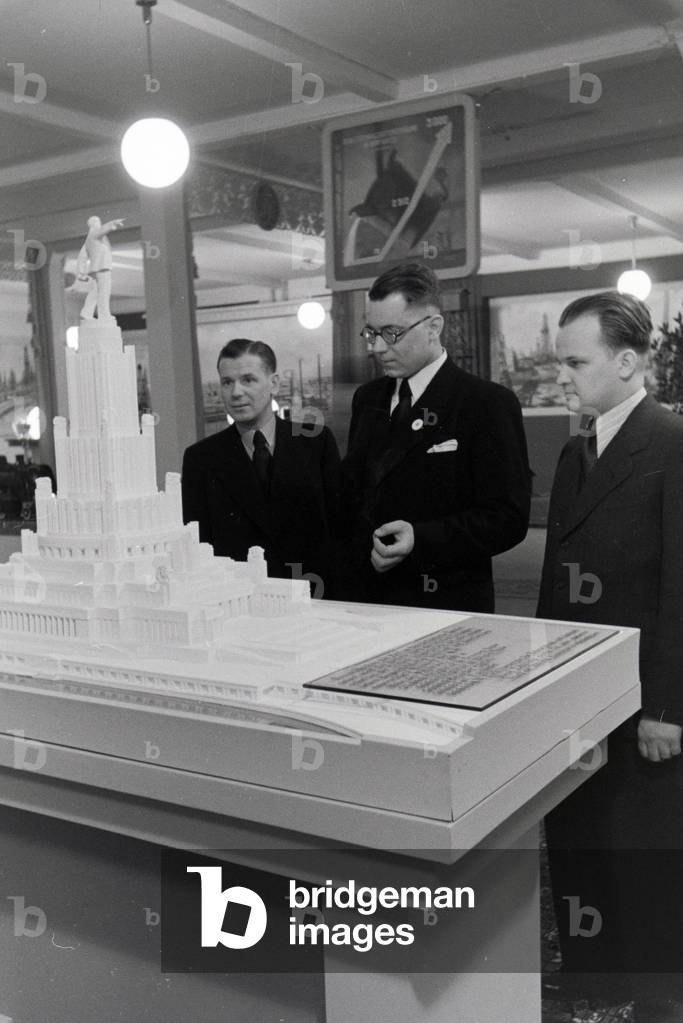 Visitors of the Leipziger Frühjahrsmesse in front of an architectural model of a Soviet monument, Germany 1941 (b/w photo)