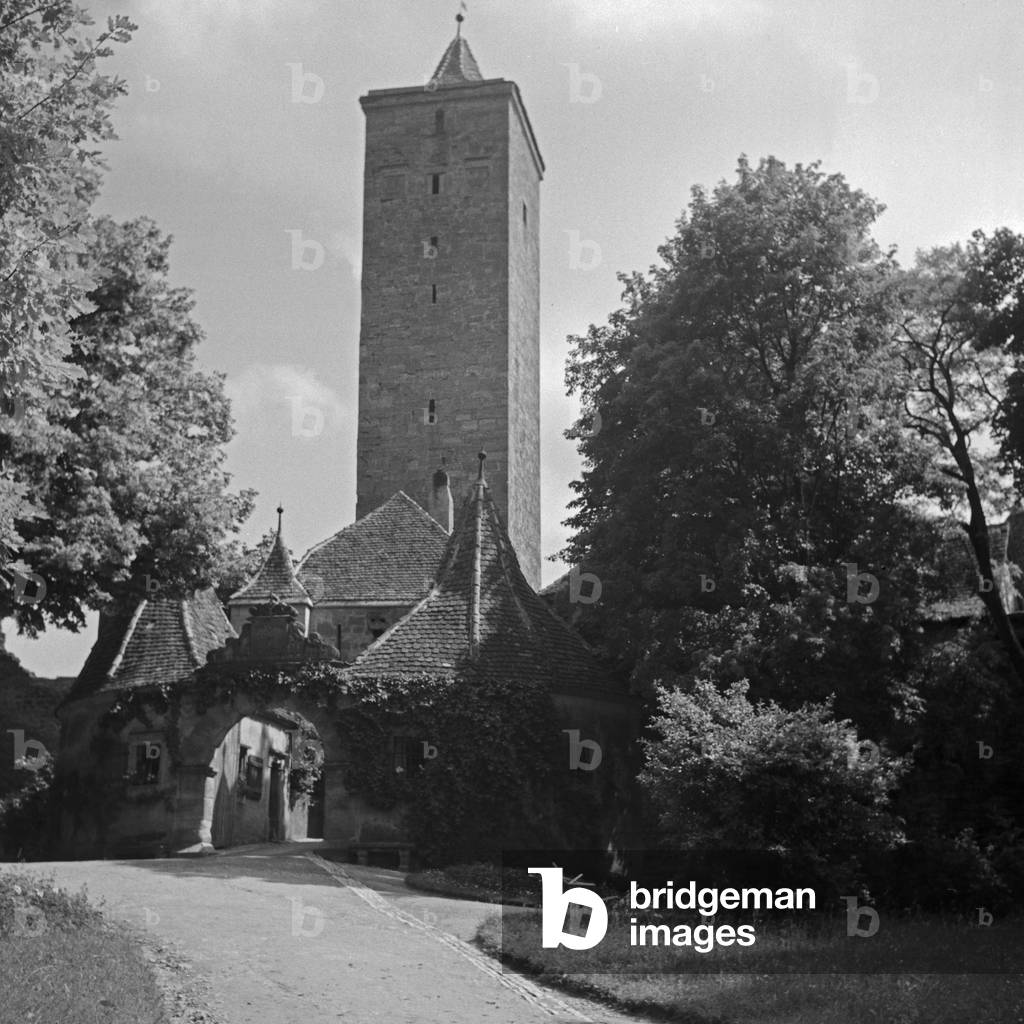 Burgtor gate with front buildings at Rothenburg ob der Tauber, Germany 1930s (b/w photo)