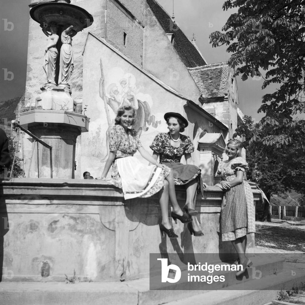 Three young women in front of a fountain at the Wachau area in Austria, Germany 1930s (b/w photo)