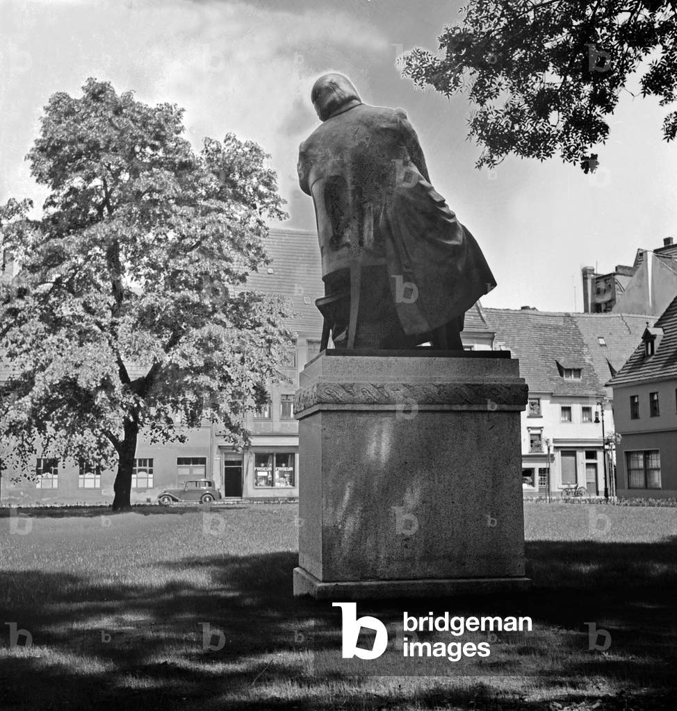 rear of the Robert Schumann monument, Germany 1930s (b/w photo)