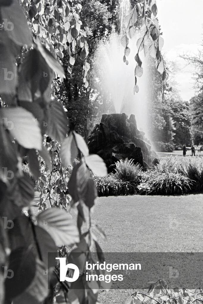 The Sintersteinbrunnen (sinter stone fountain) in the Lichtentaler Allee in Baden-Baden, Germany 1930s (b/w photo)