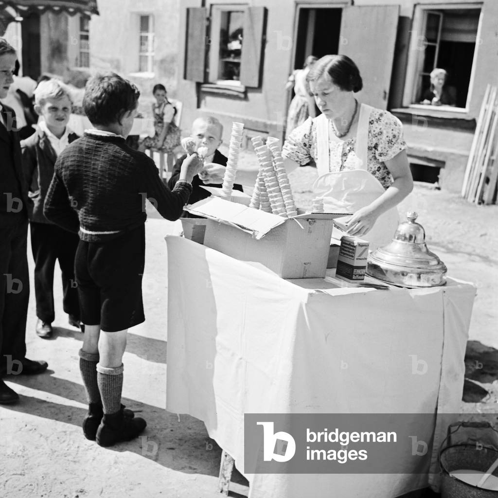 Children buying an icecream at an icecream booth, Germany 1930s (b/w photo)