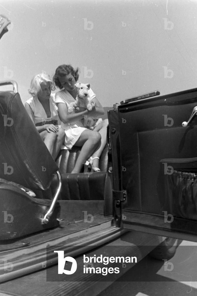 A ride with the Ford V8, Germany 1930s (b/w photo)