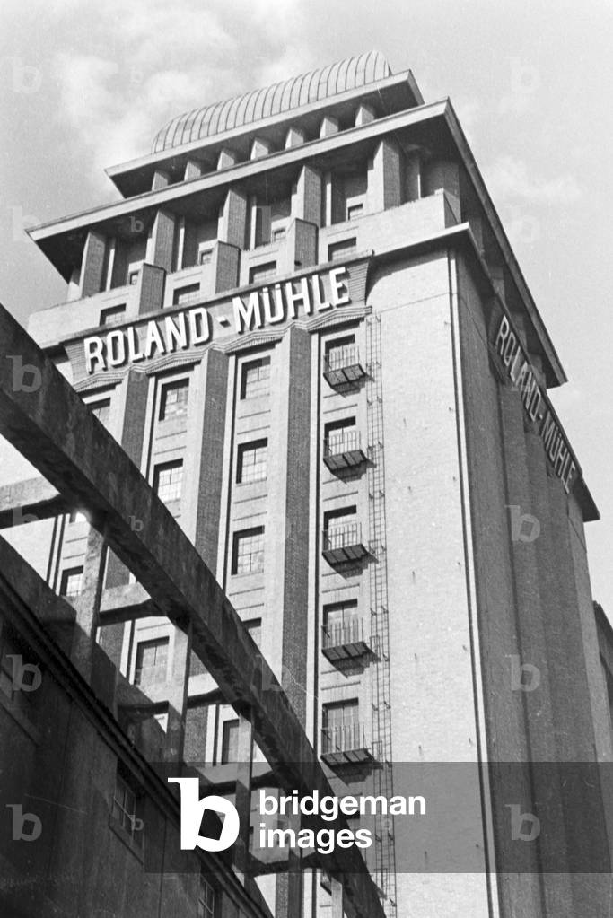 Cereal mill Rolandmuehle at Bremen, Germany 1930s (b/w photo)