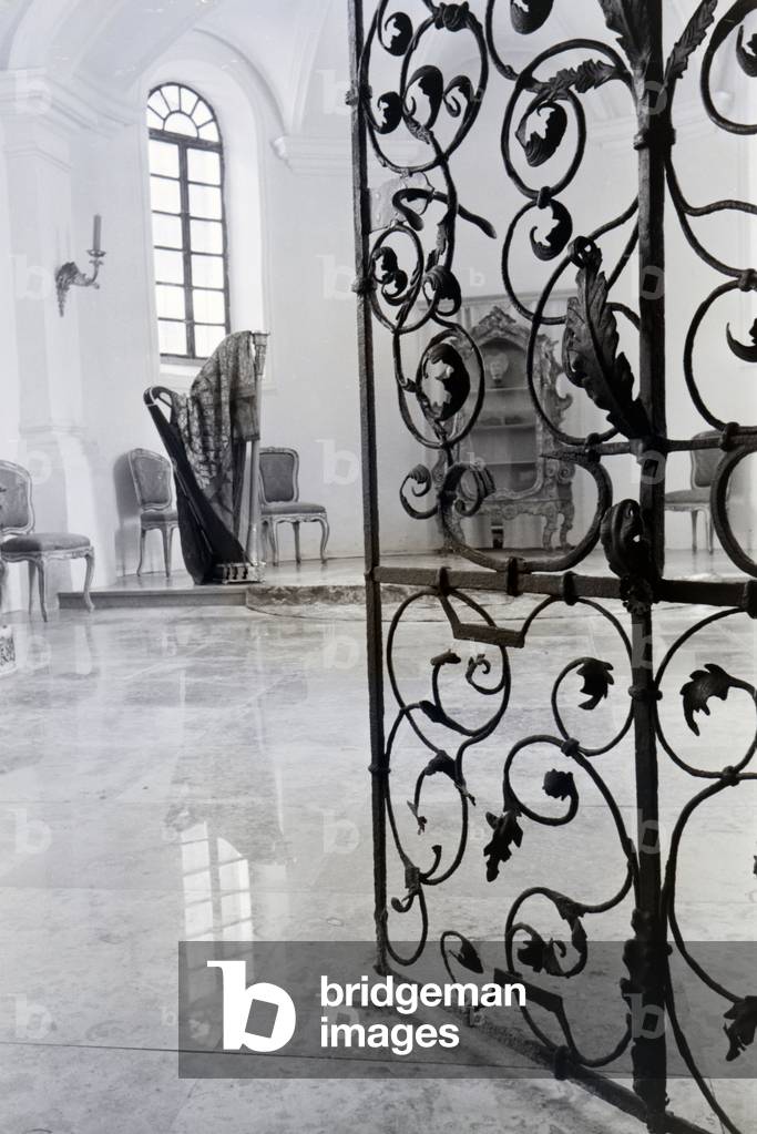 View of a room through a richly ornamented door lattice in Hartmannsberg castle, the residence of Hitler´s favoured sculptor Josef Thorak, Germany 1930s (b/w photo)