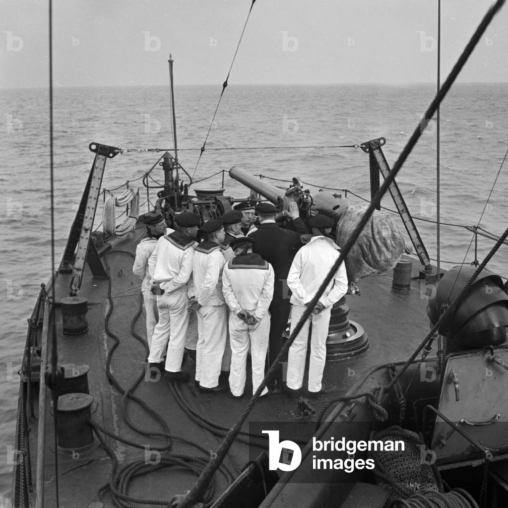 Navy recruits of the 2nd minesweeper flotilla exercising with their petty officer at the cannon, Germany 1930s (b/w photo)