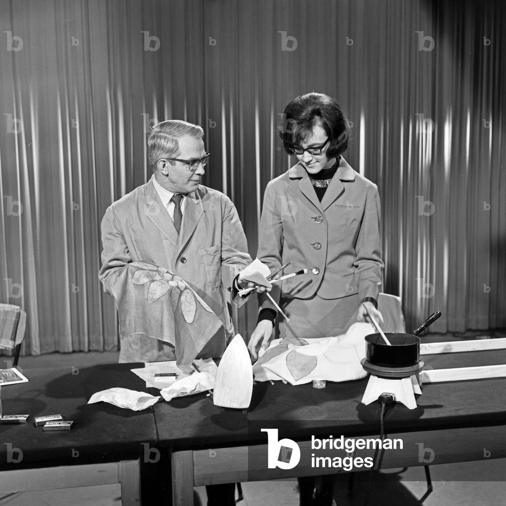 Presenter Friedrich Karl Ries (left) explaining the basics of batik dyeing in his homeworking show, Germany 1960s