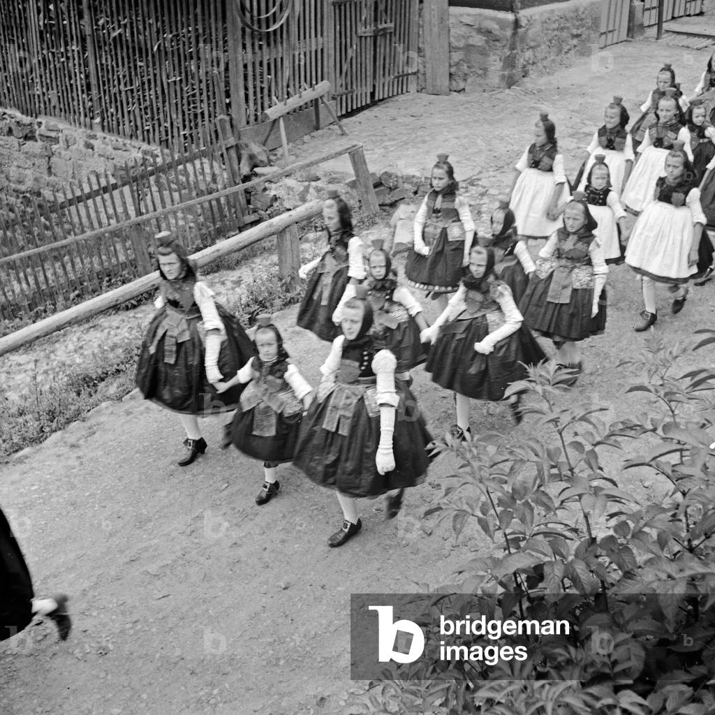 Procession with girls wearing the Western Hessian array of the Schwalm area, Germany 1930s (b/w photo)