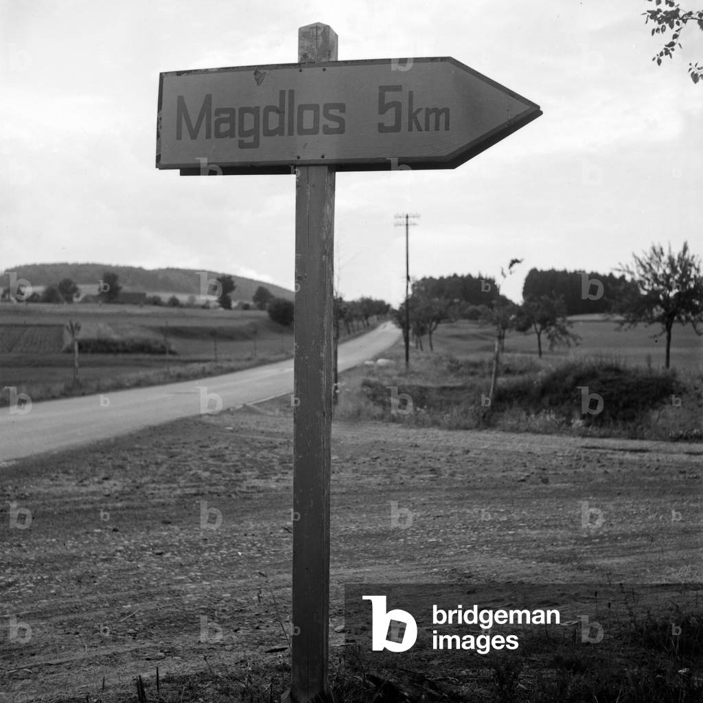 Signpost for the direction to the town of Magdlos in the Rhoen area, Germany 1930s (b/w photo)