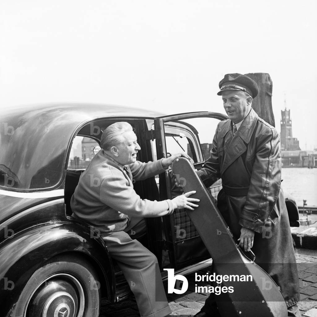 German lutenist Richard Germer with his lute leaving a car at Hamburg, Germany 1950s