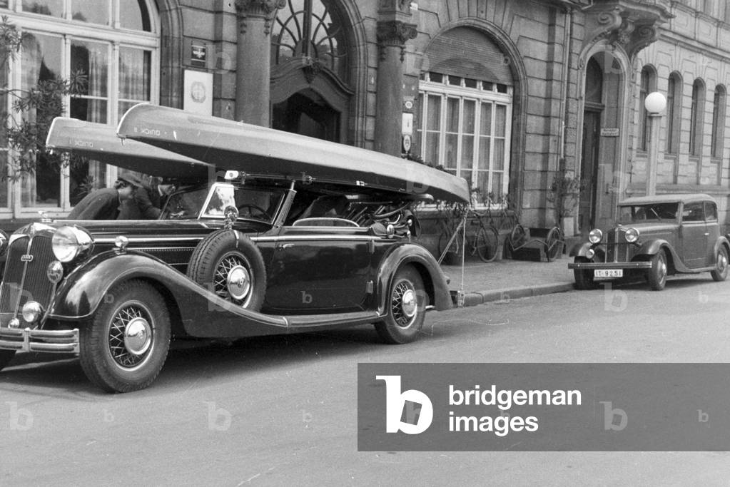 An Audi convertible loaded with two kajaks, Germany 1930s (b/w photo)