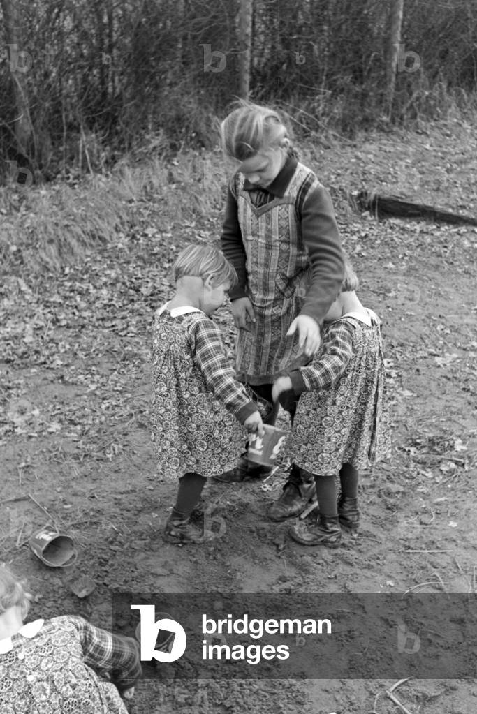 Two of Knipser's quadruplet girls with their big sister, Germany 1930s (b/w photo)