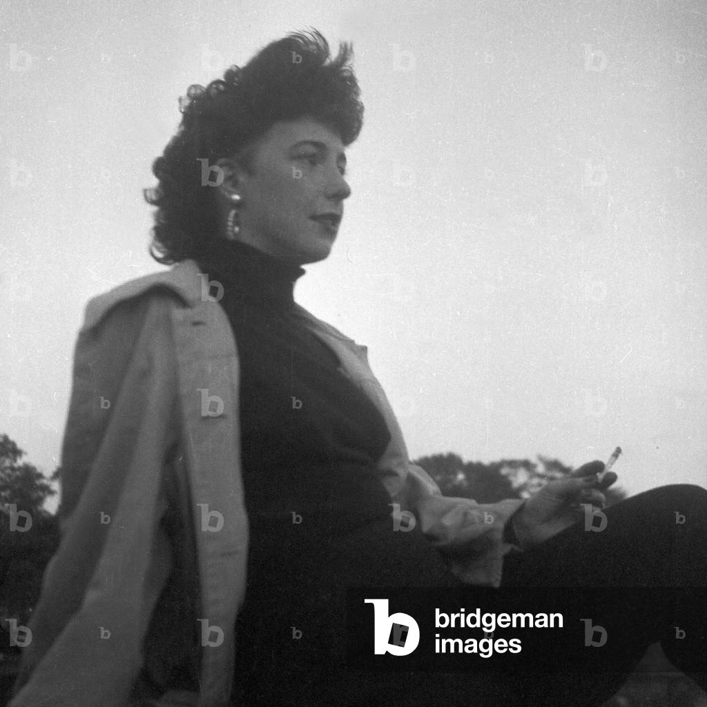 German singer and dancer Ruth Unger scmoking a cigarette, Hamburg 1954