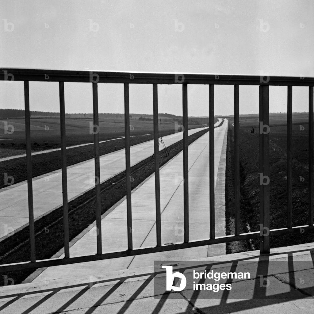 View from a bridge on the Reichsautobahn highway near Bayreuth, Germany 1930s (b/w photo)