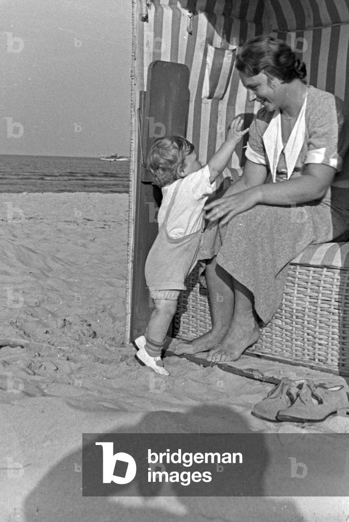Holidaymakers at the beach of the Baltic Sea, Germany 1930s (b/w photo)