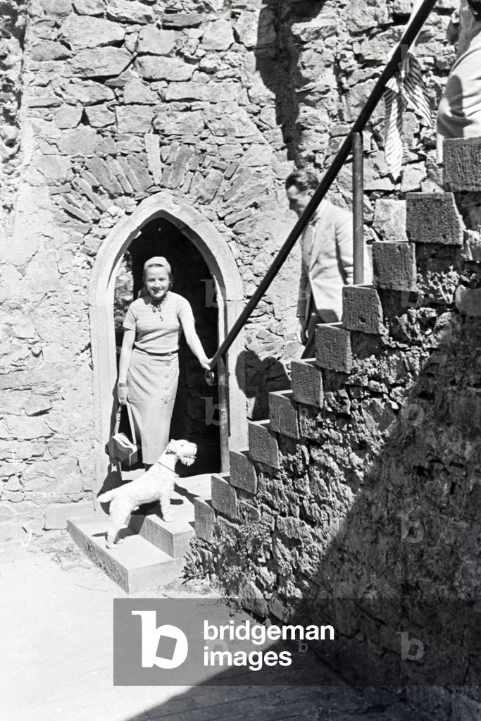 A couple going on an excursion, Germany 1930s (b/w photo)