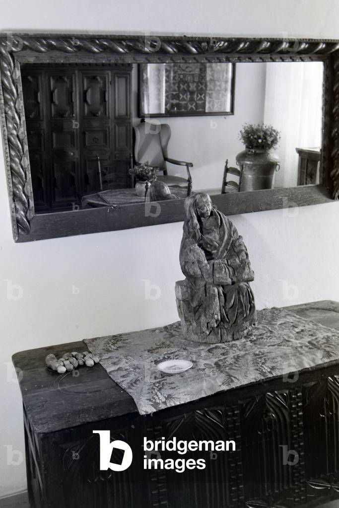 View of a sculpture in the dining room, living room in the Hartmannsberg castle, the residence of Hitler´s favoured sculptor Josef Thorak, Germany 1930s (b/w photo)