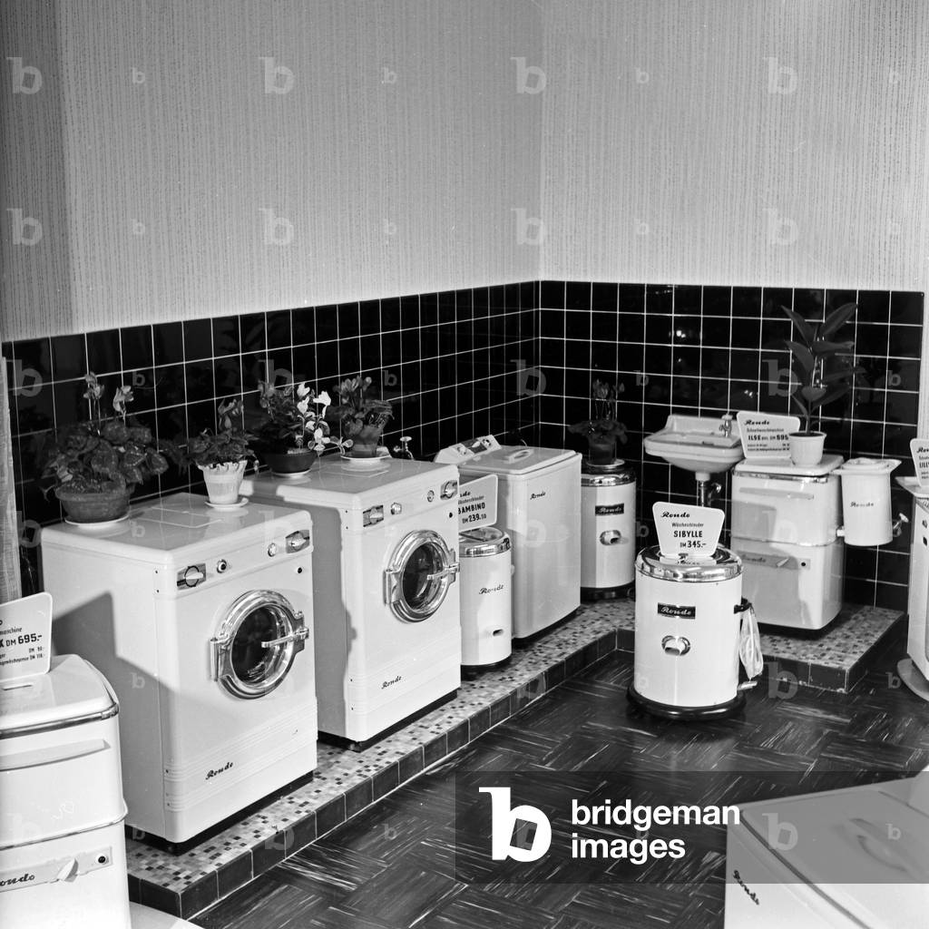 A hardware shop offering washing machines and laundry dryers of the brand Rondo at Hamburg, Germany 1950s