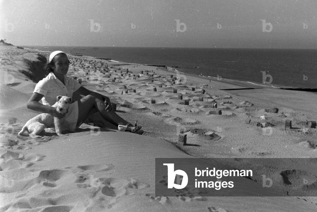 Vacation at the Baltic Sea, Germany 1930s (b/w photo)