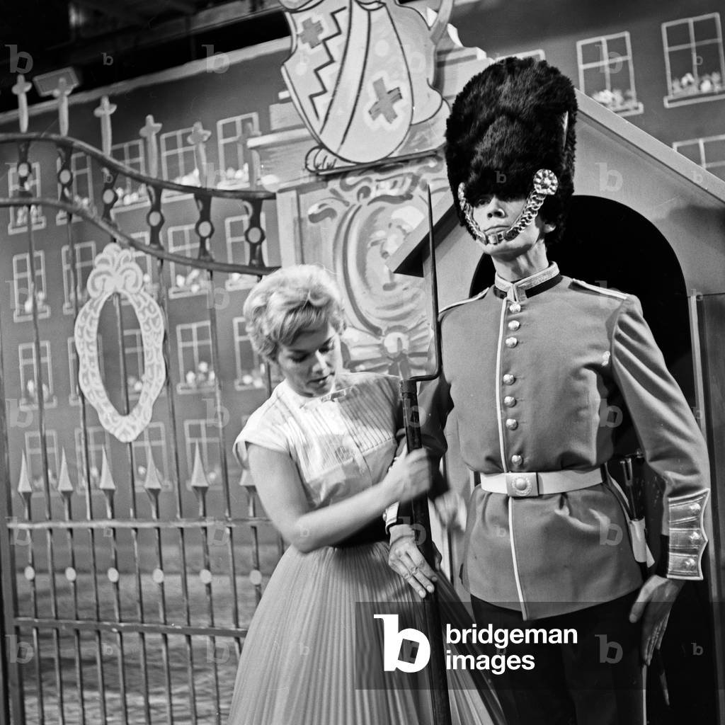 German schlager singer Christa Williams with a British guard at the NDR TV music show 