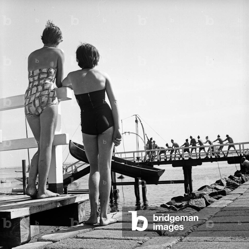 Ladies watching pupils exercising at an educational quay of the navigation school Falkenstein at Hamburg Blankenese, Germany 1950s