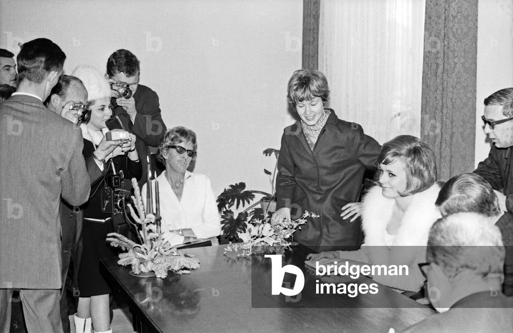 Press photographers and fans waitung for the bridal couple German actress and TV presenter Victoria Voncampe and Peter Schlickenrieder, Germany 1960s