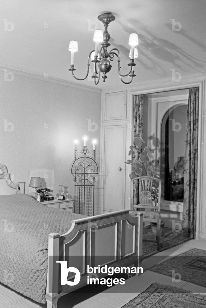 The bedroom at the house of German actor Paul Wegener at Berlin, Germany 1930s (b/w photo)