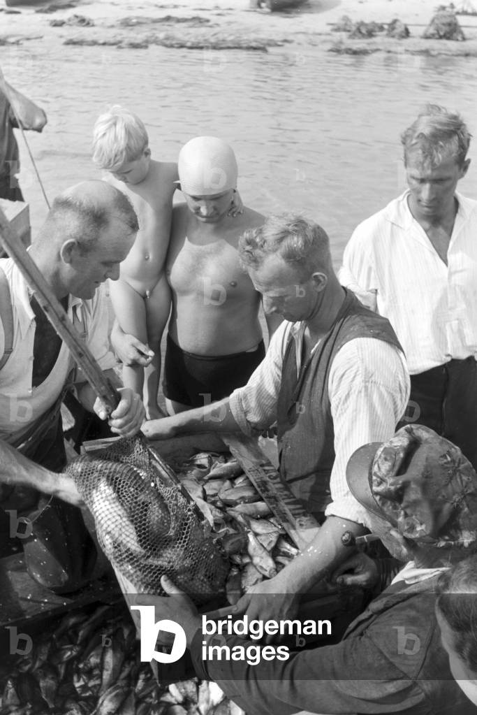 Summer vacations on the Baltic Sea, Germany 1930s (b/w photo)