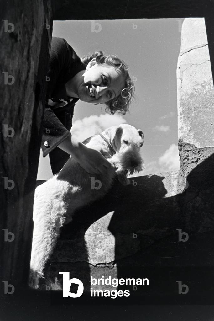 A woman going on an excursion, Germany 1930s (b/w photo)