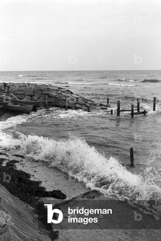 Summer vacations on the Baltic Sea, Germany 1930s (b/w photo)