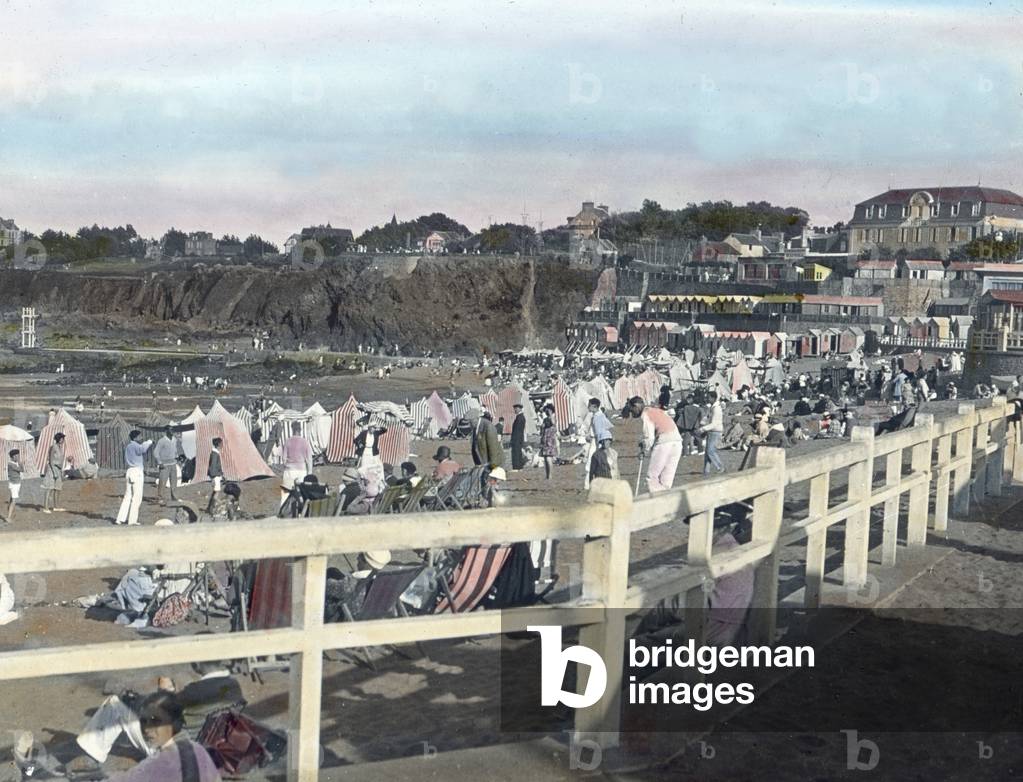 Vacanciers a Saint Quay Portrieux - France, Cotes-d'Armor departement, holidays in Saint-Quay-Portrieux in Brittany. Image date: circa 1910. Carl Simon Archive