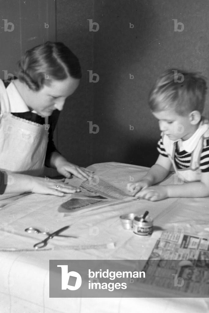 Mother and child doing handicrafts, Germany 1930s (b/w photo)