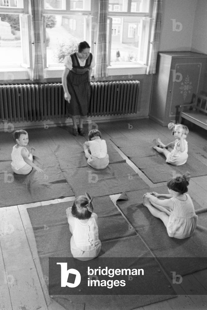 Toddlers in the kindergarten of the Fröbelhaus in Oberweißbach, Germany 1930s (b/w photo)