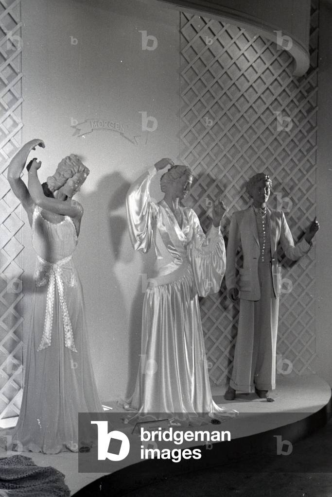 Display dummys in clothes dealing with the subject morning by fashion designer Eva Lemke, made of the synthetic rubber vistra of the chemistry company I, G. Farbenindustrie AG, Germany 1940s (b/w photo)